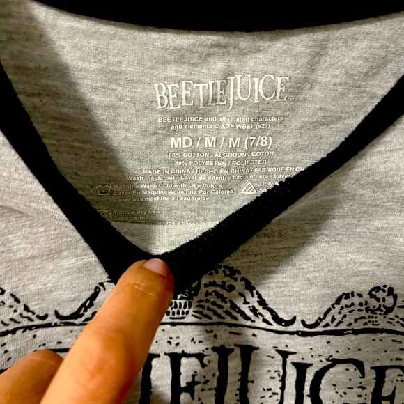 EUC KIDS GREY BEETLEJUICE CROPPED GRAPHIC TSHIRT SZ MED 7-8 - Picture 3 of 3